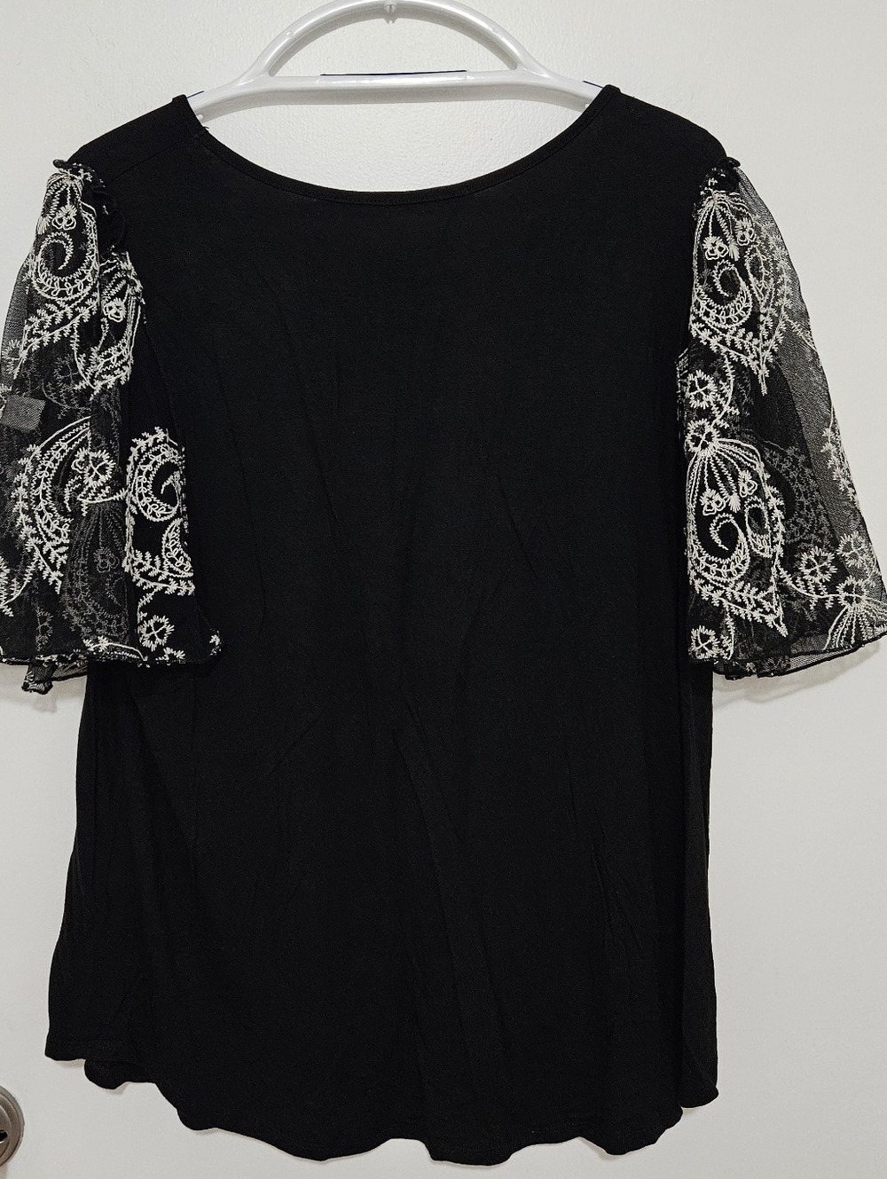 Kim & Cami Black Short Sleeve Top with Embroidered Lace Sleeves Size 1x - Picture 2 of 4